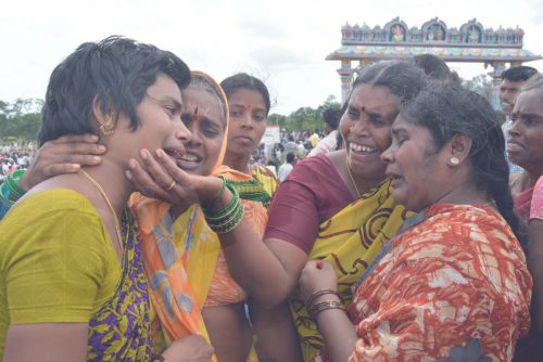 ΦΩΤΟ-Τραγωδία με νεκρά παιδιά στην Ινδία