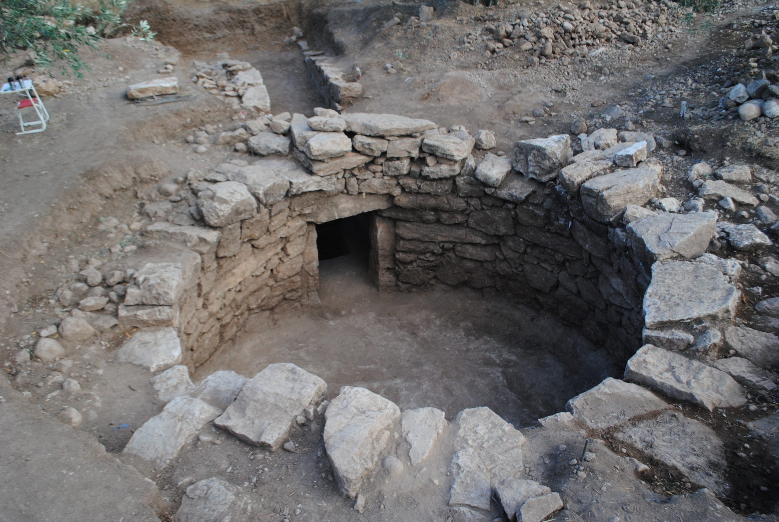 ΦΩΤΟ-Ανακαλύφθηκε θολωτός τάφος στην Άμφισσα
