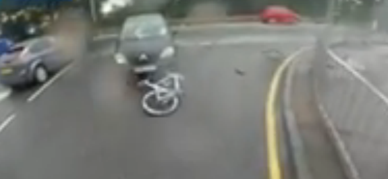 ΒΙΝΤΕΟ-Σώθηκε από θαύμα ποδηλάτης