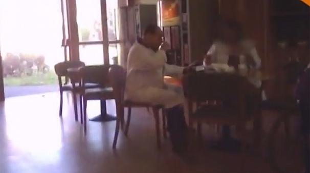 ΒΙΝΤΕΟ-O Μπερλουσκόνι με στολή στο γηροκομείο