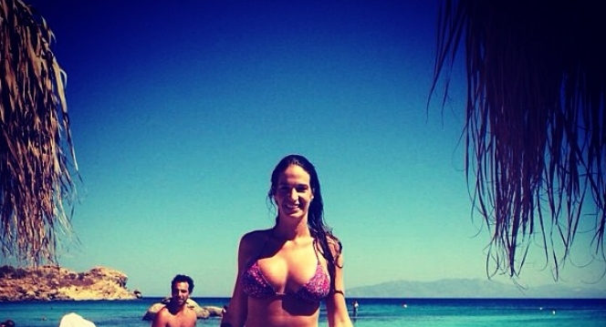 ΦΩΤΟ-Η εγκυμονούσα Εύα Λάσκαρη στη παραλία