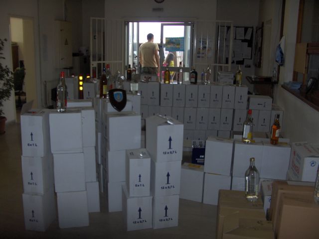 Χειροπέδες για 1.500 αφορολόγητες φιάλες αλκοόλ