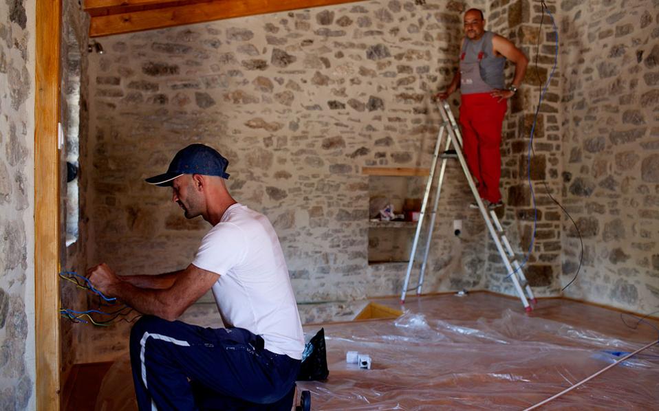 ΦΩΤΟ-Χτίζουν μόνοι τους ένα χωριό από την αρχή