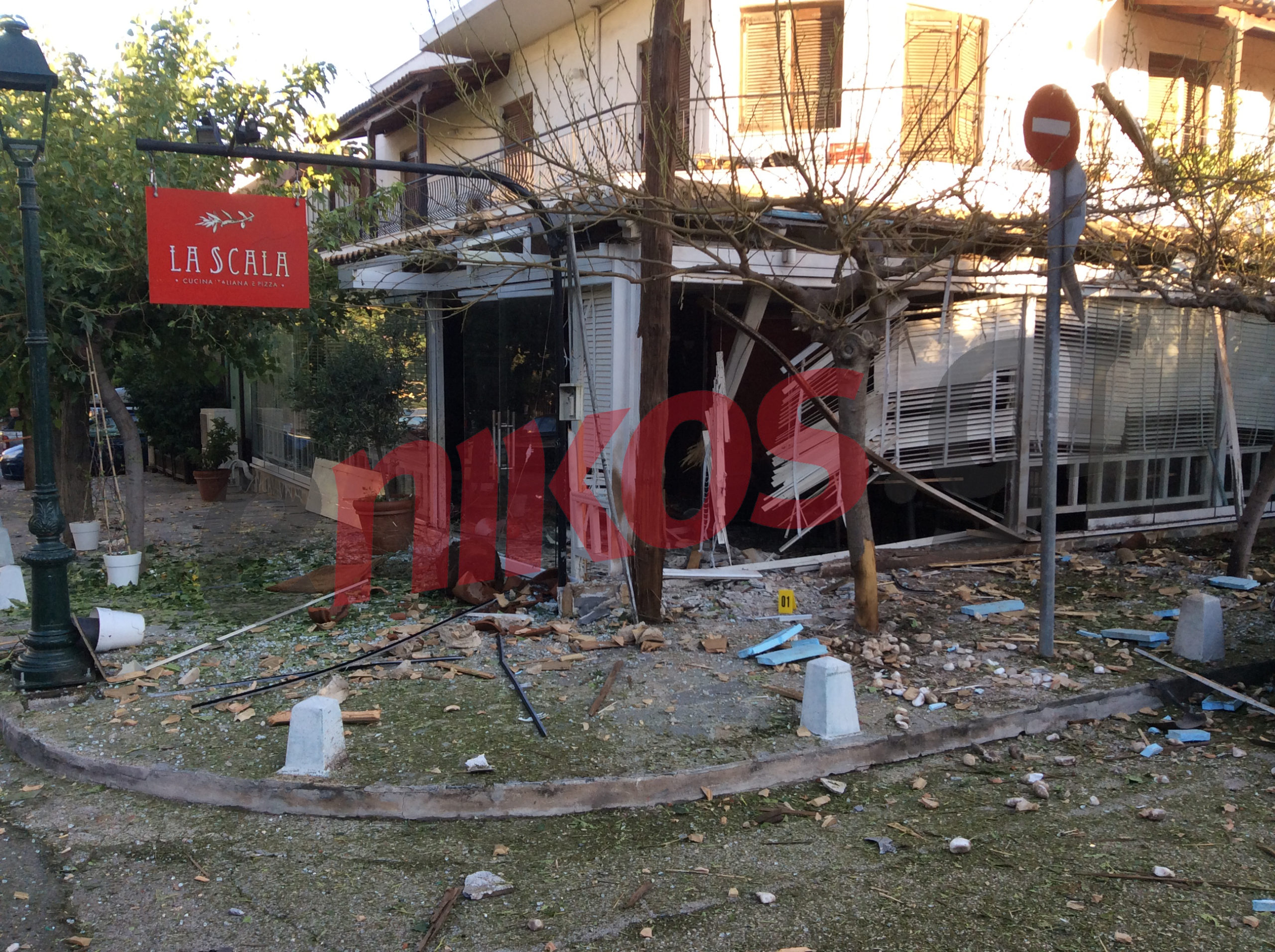 ΦΩΤΟ-2η βομβιστική επίθεση στο εστιατόριο της αδελφής του Σμπώκου μέσα σε 2 μήνες