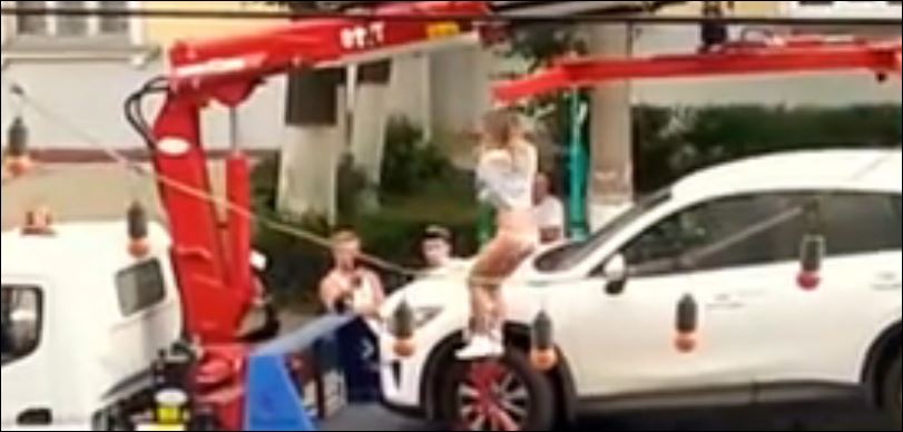 ΒΙΝΤΕΟ-Έκανε στριπτίζ για να μην της πάρουν το αυτοκίνητο