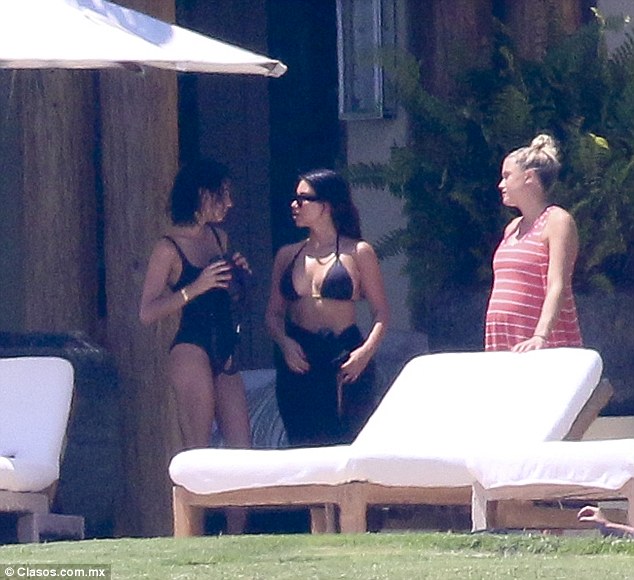 Mate date! The star was joined by a group of friends, including Joe Francis' girlfriend Abbey Wilson