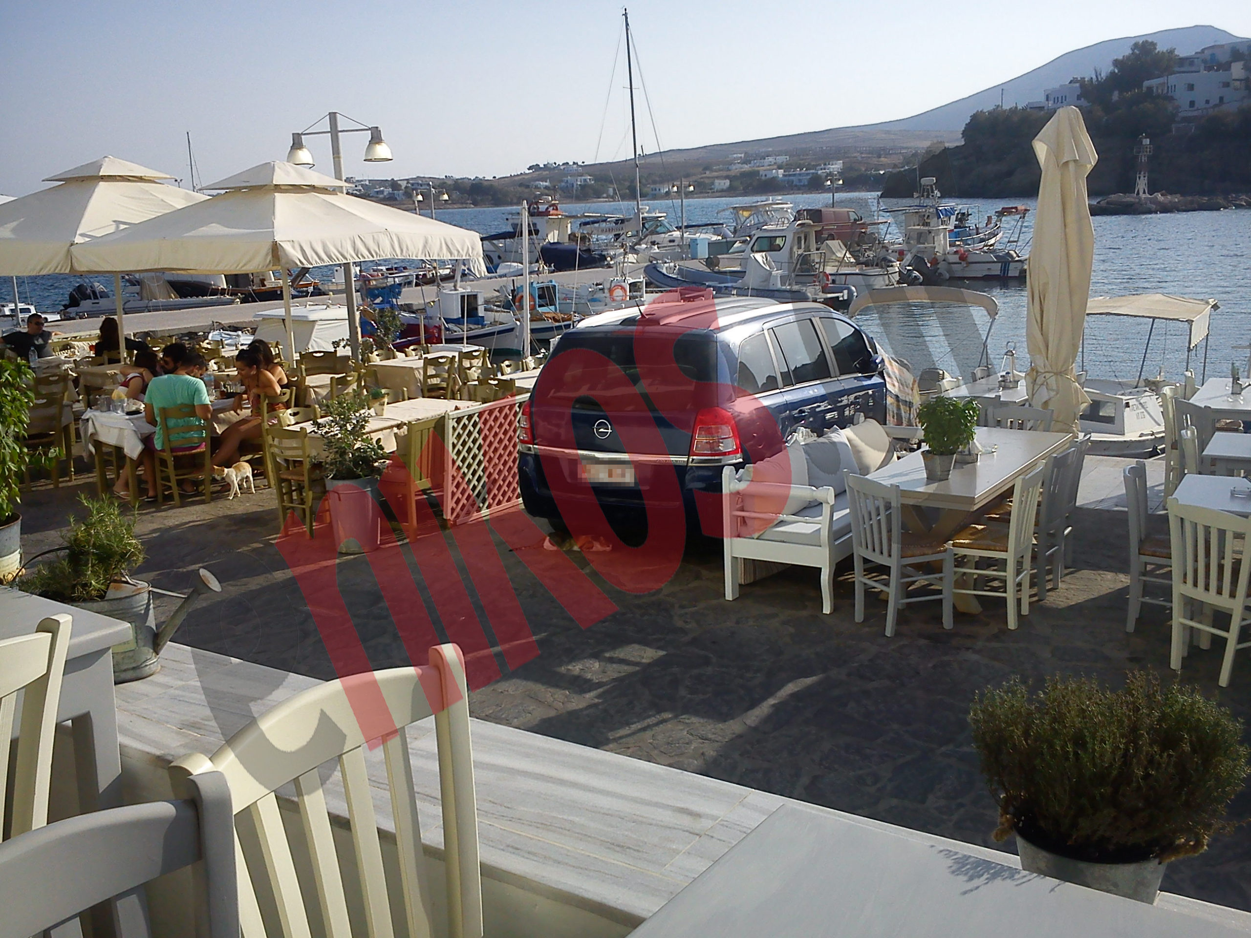 ΦΩΤΟ-Πάρκαρε ανάμεσα στα τραπέζια της ταβέρνας