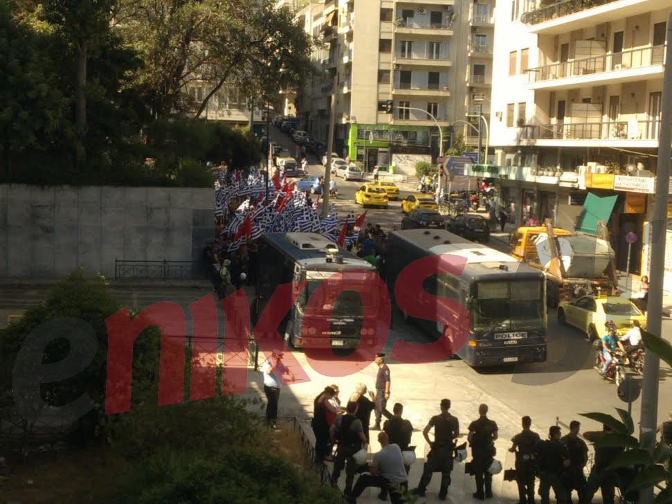 ΒΙΝΤΕΟ-Πέτρες και χημικά στο εφετείο μεταξύ αστυνομίας και χρυσαυγιτών