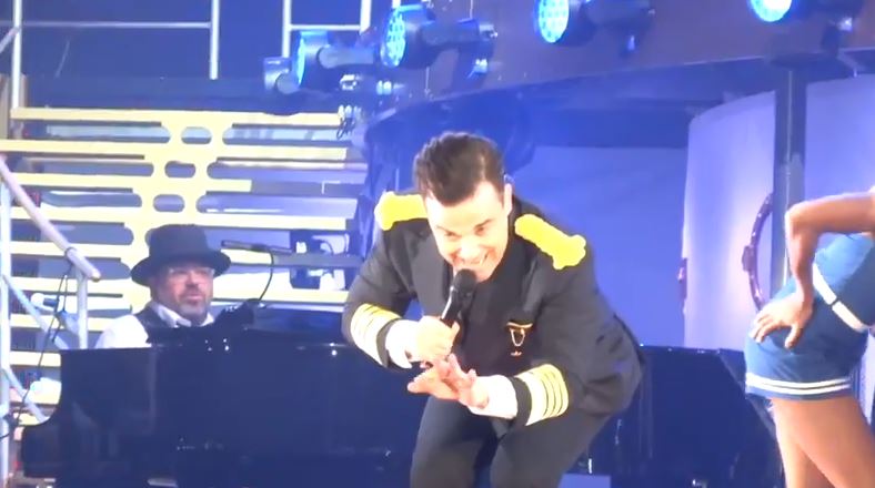 BINTEO-Ο Ρόμπι Γουίλιαμς έσπασε το χέρι θαυμάστριάς του