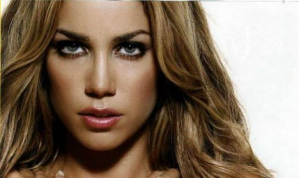 ΦΩΤΟ-Η Στικούδη τραγουδά με μαγιό