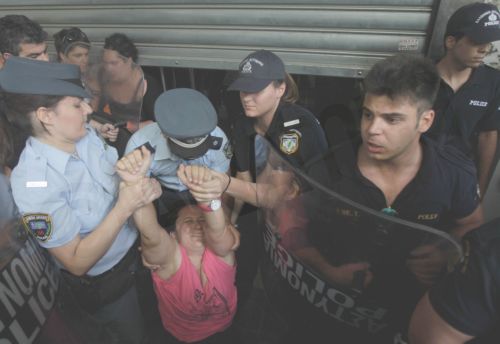 Συνελήφθη απολυμένη καθαρίστρια για απρόκλητη σωματική βλάβη