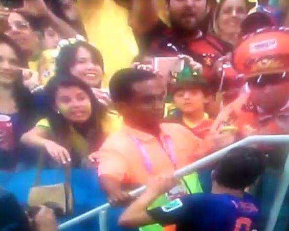 ΒΙΝΤΕΟ-Ο Φαν Πέρσι έδωσε το περιβραχιόνιο του σε οπαδό