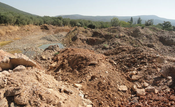 ΦΩΤΟ-Μπαζώνουν ποτάμι στη Λέσβο