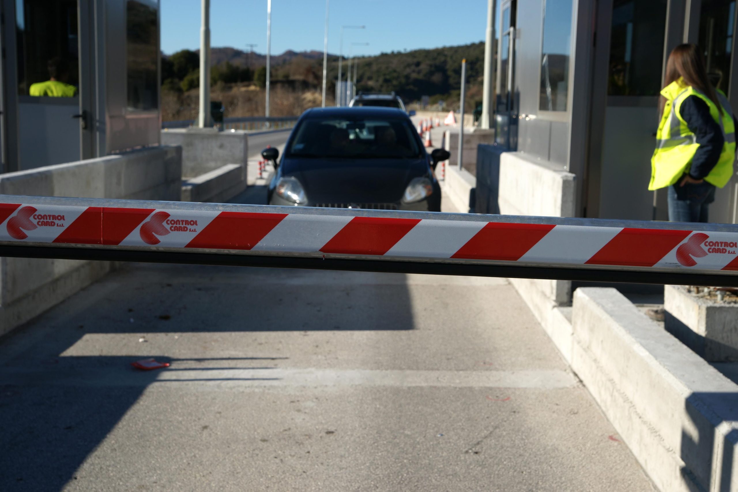 Λάρισα-Διαμαρτυρία μελών ΣΥΡΙΖΑ στα διόδια Μοσχοχωρίου