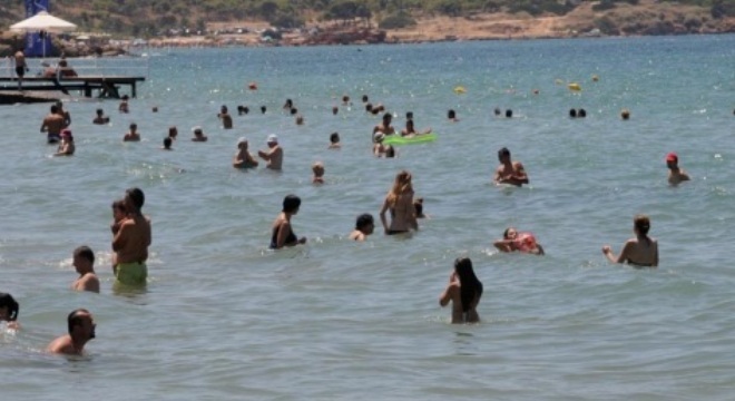 “Χρυσές” πληρώνουμε τις βουτιές στις παραλίες της Αττικής