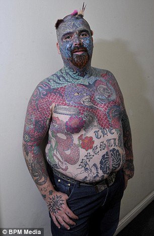 ΦΩΤΟ-Έχει τατουάζ στο 90% του σώματός του