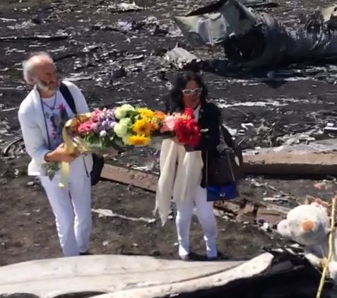ΒΙΝΤΕΟ-Αφήνουν λουλούδια στα συντρίμμια που χάθηκε η κόρη τους