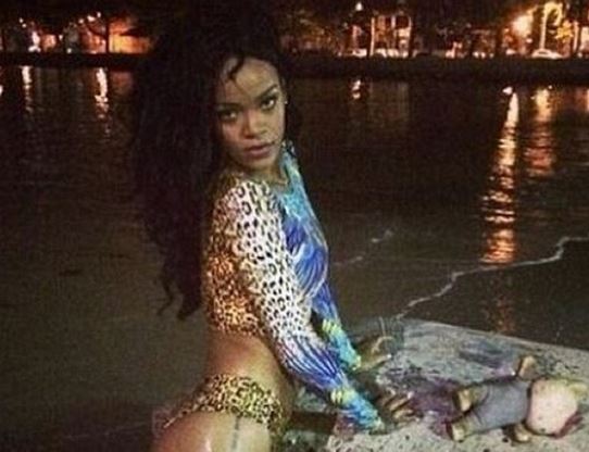 ΦΩΤΟ-Το βραδινό μπάνιο της Ριάνα στο Ρίο Ντε Τζανέιρο