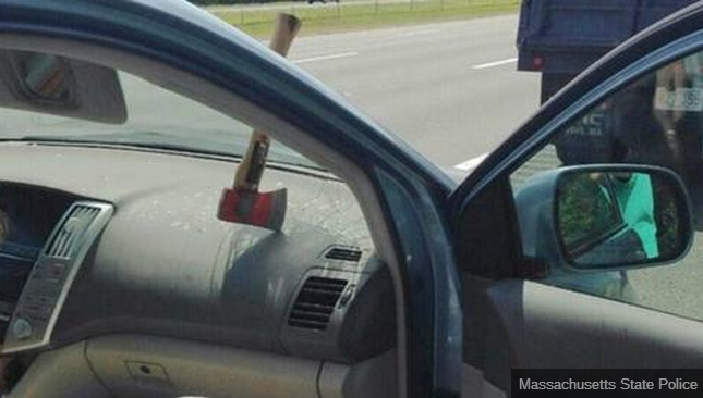 ΦΩΤΟ-Το τσεκούρι καρφώθηκε στο παρμπρίζ