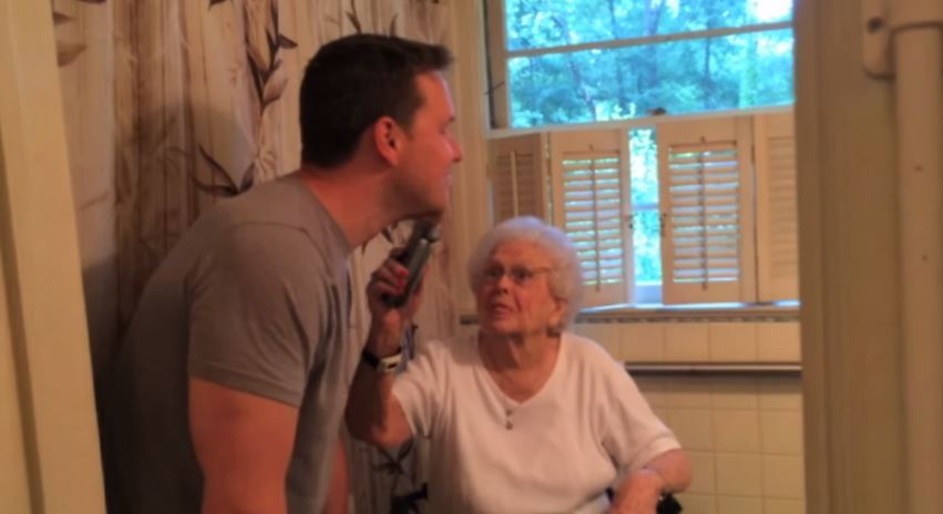 ΒΙΝΤΕΟ-Ξυρίστηκε για την αιωνόβια γιαγιά του