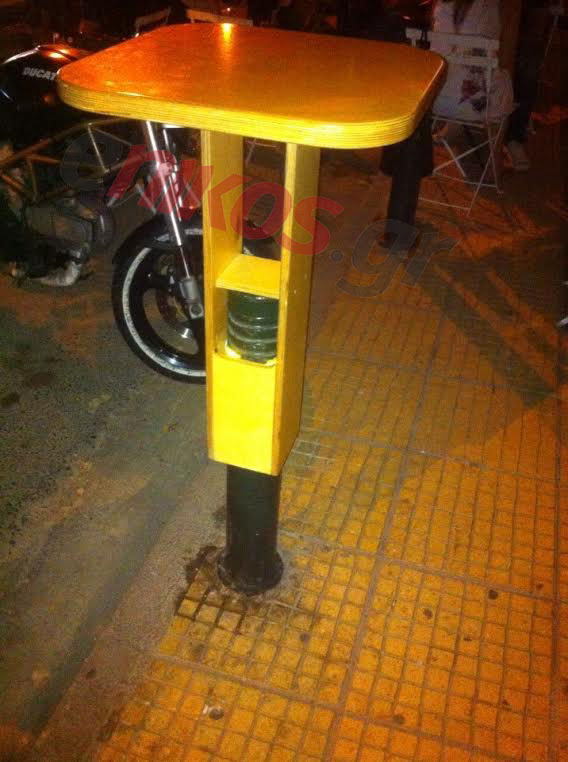 ΦΩΤΟ-Έκανε το κολωνάκι στο πεζοδρόμιο τραπεζάκι για ποτό