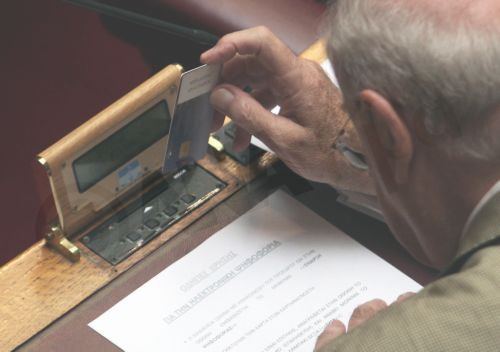 ΦΩΤΟ-Η ηλεκτρονική ψηφοφορία στη Βουλή