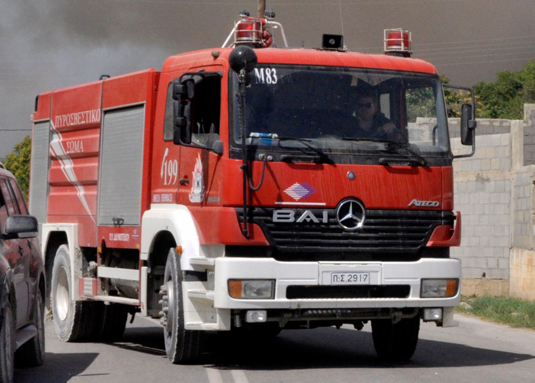 ΦΩΤΟ αναγνώστη-Αυτοκίνητο τυλίχτηκε στις φλόγες στη Συγγρού