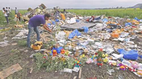 ΦΩΤΟ-Νέες συγκλονιστικές εικόνες από τα συντρίμμια του Boeing