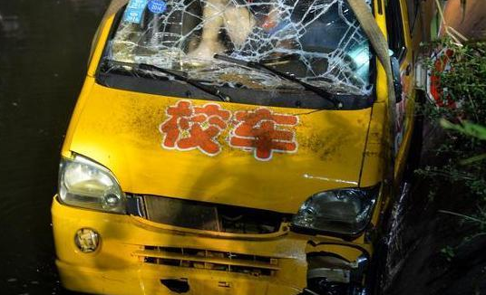 Κίνα-Οκτώ παιδιά νεκρά από ανατροπή σχολικού λεωφορείου