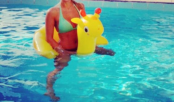 ΦΩΤΟ-Ποια παρουσιάστρια απολαμβάνει τα… παιχνίδια στην πισίνα;