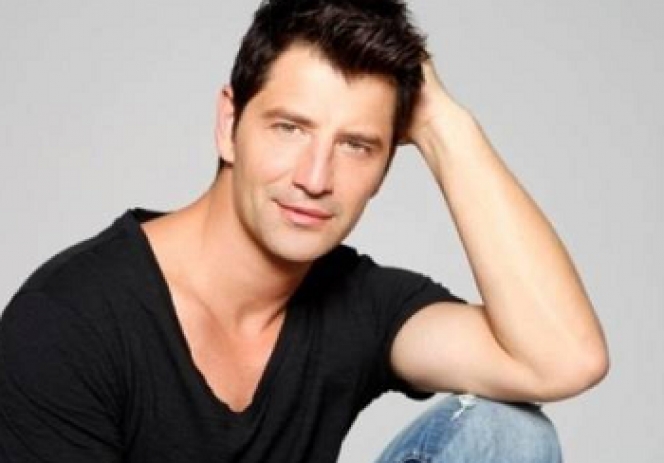 ΦΩΤΟ-Ο Ρουβάς χορεύει κρητικούς χορούς