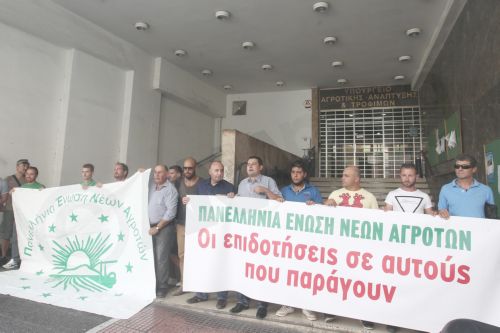 ΦΩΤΟ-Νέοι αγρότες απέκλεισαν το υπ. Αγροτικής Ανάπτυξης