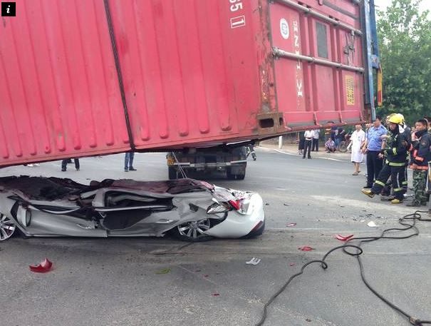 ΦΩΤΟ-Καταπλακώθηκαν από κοντέινερ και όμως επέζησαν