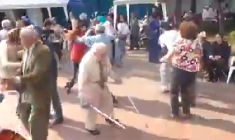 ΒΙΝΤΕΟ-Ηλικιωμένος πετάει τα μπαστούνια του και χορεύει σαν… έφηβος