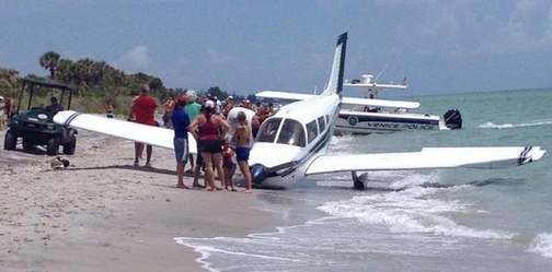 ΦΩΤΟ-Αεροπλάνο «προσγειώθηκε» στην παραλία-Ένας νεκρός