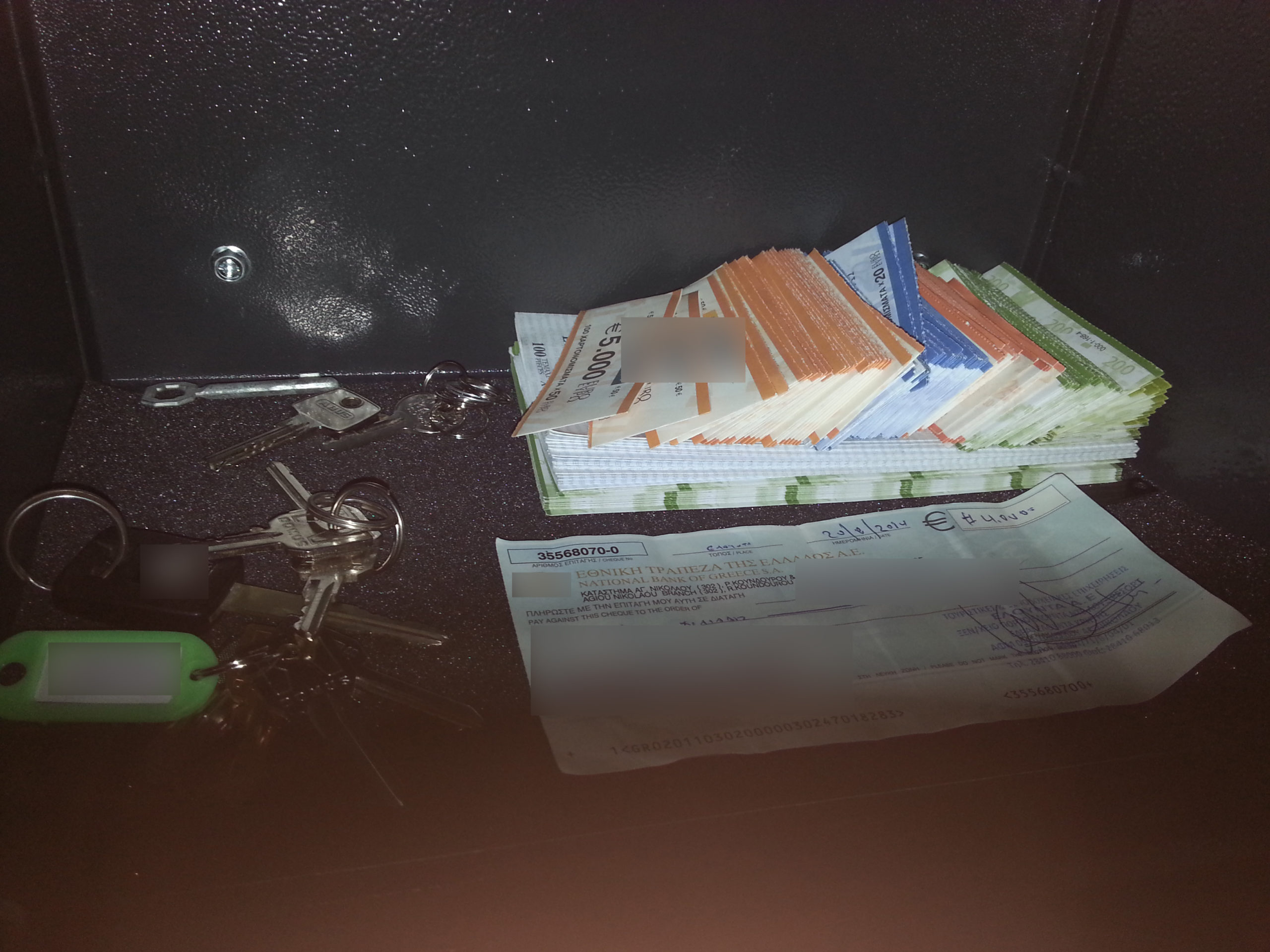 ΦΩΤΟ-Έπιασαν εγκληματικές οργανώσεις για ναρκωτικά και τοκογλυφία