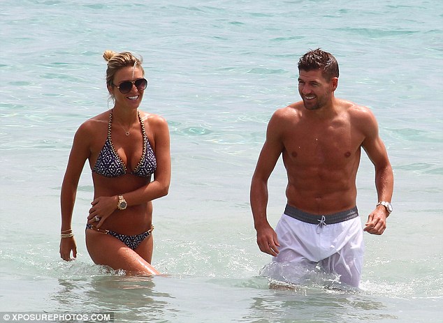 ΦΩΤΟ-Ο Gerrard με την γυναίκα του στην παραλία