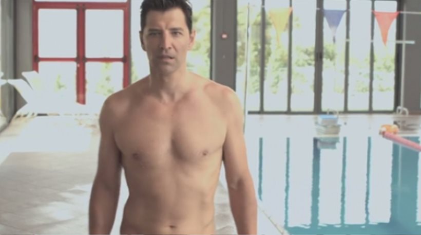 ΒΙΝΤΕΟ-Ο Ρουβάς κάνει μπάνιο στην πισίνα