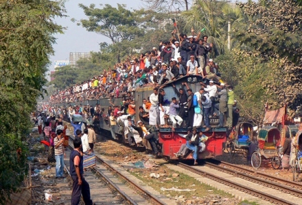 ΦΩΤΟ-Τα τρένα στο Μπαγκλαντές… ξεχειλίζουν κόσμο