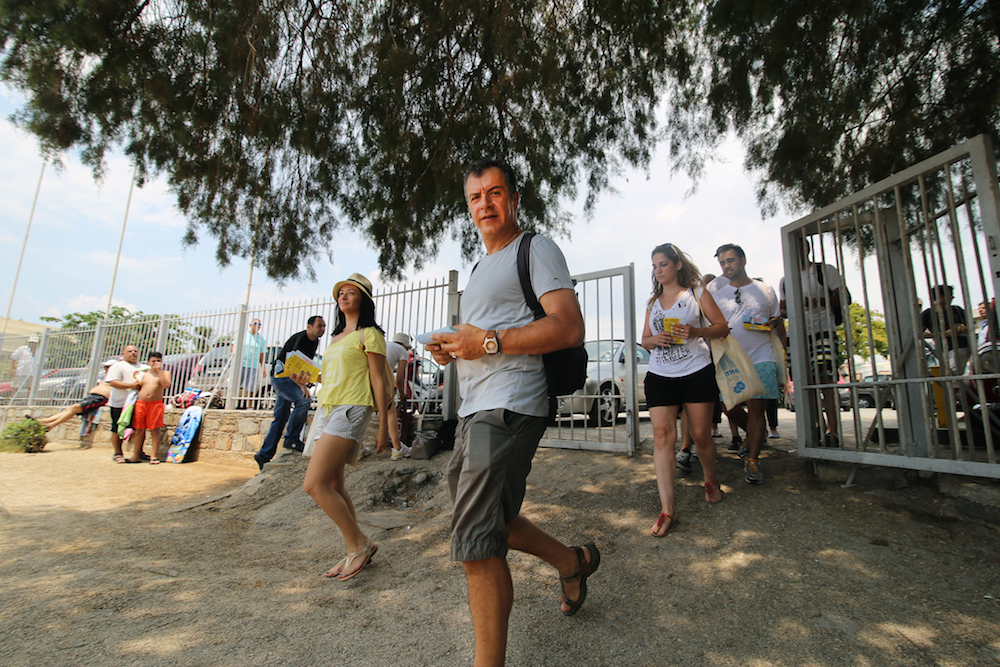 ΦΩΤΟ-Δείτε τον Σταύρο Θεοδωράκη να μοιράζει φυλλάδια