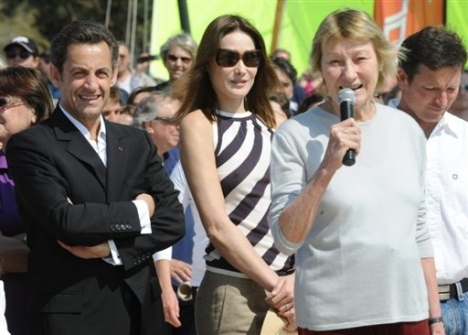 Εκτός εαυτού η πεθερά του Σαρκοζί