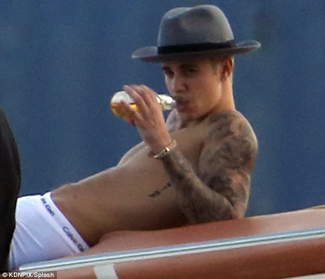 ΦΩΤΟ-Ο Bieber πίνει μπύρες στο Μαϊάμι