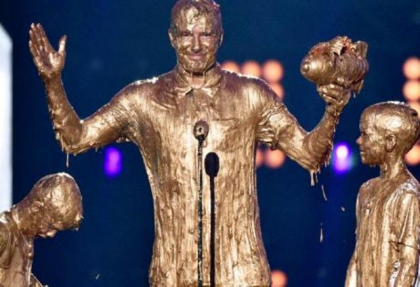 ΦΩΤΟ-Έλουσαν με… μπογιά τον Μπέκαμ και τα παιδιά του