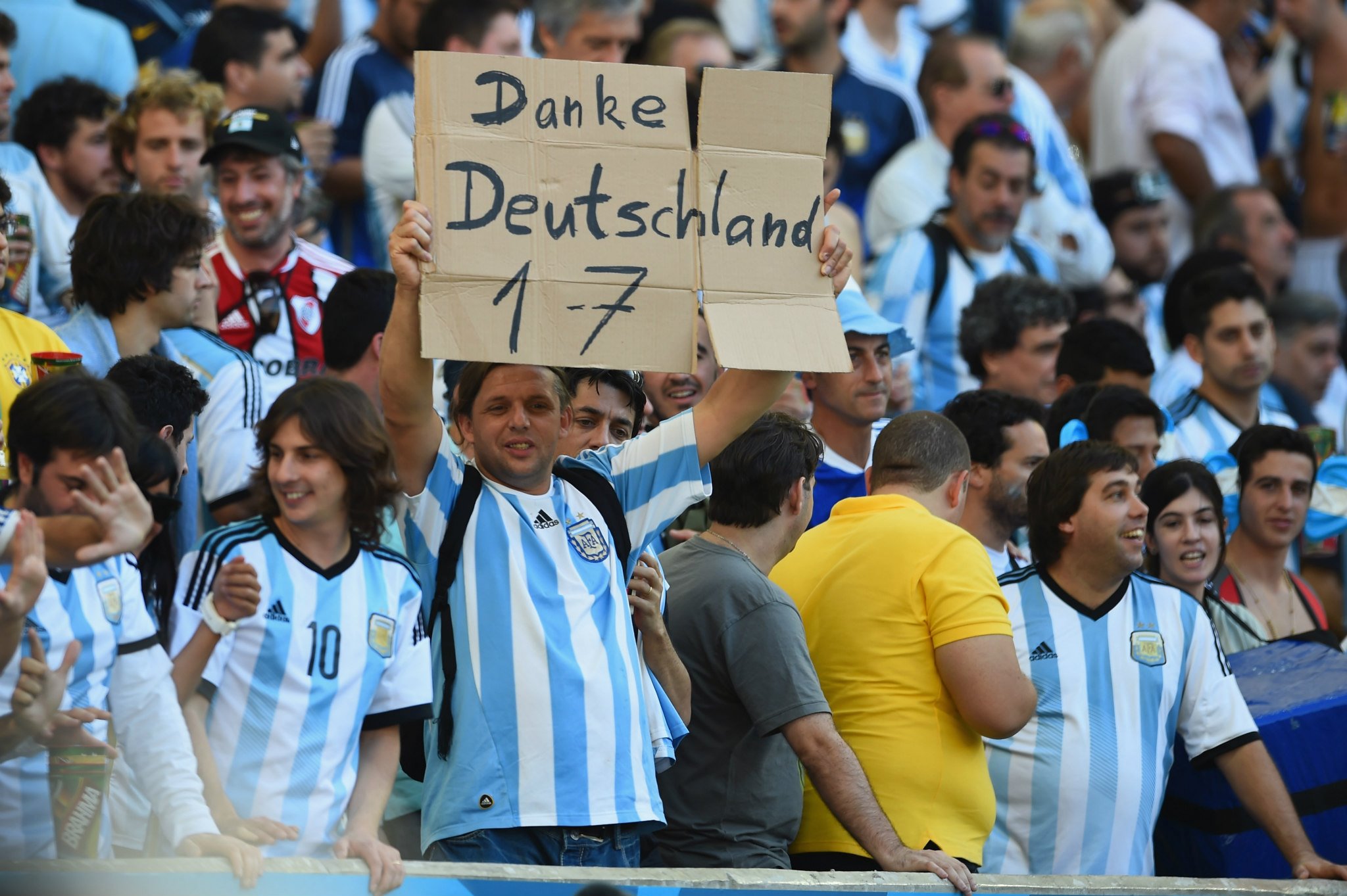 ΦΩΤΟ-Αργεντινός φίλαθλος ευχαριστεί τη Γερμανία