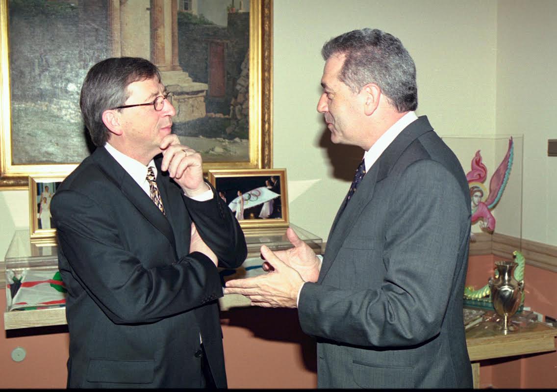 ΦΩΤΟ-Όταν ο Αβραμόπουλος υποδεχόταν τον Γιούνκερ…