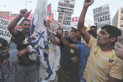 ΦΩΤΟ-Διαδηλωτές καίνε σημαία του Ισραήλ