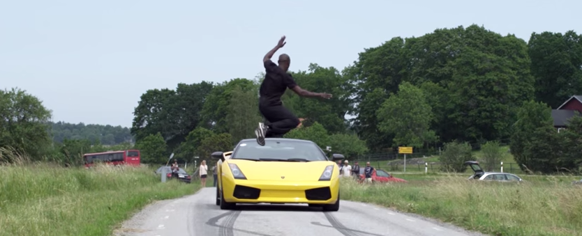 ΒΙΝΤΕΟ-Πήδηξε πάνω από τη Lamborghini
