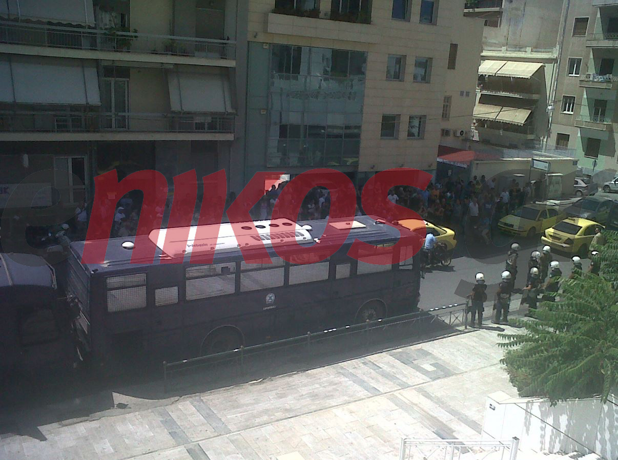 ΦΩΤΟ-Οι οπαδοί της Χρυσής Αυγής στα δικαστήρια για τον Κασιδιάρη