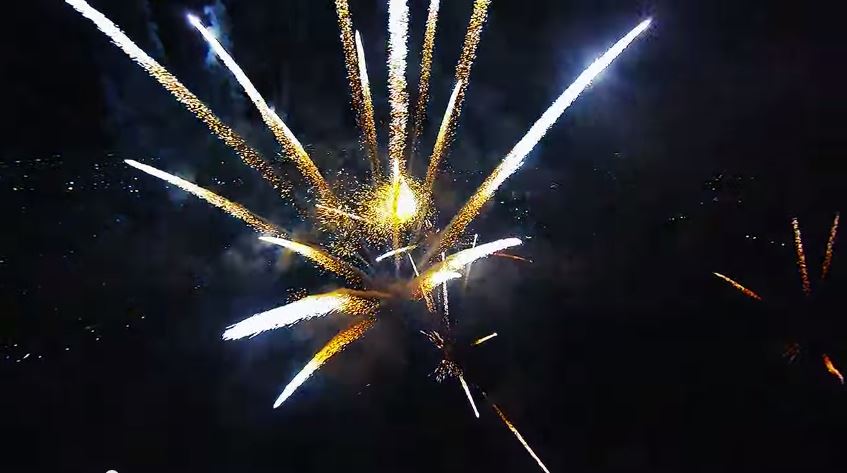 ΒΙΝΤΕΟ-Πτήση ανάμεσα σε πυροτεχνήματα