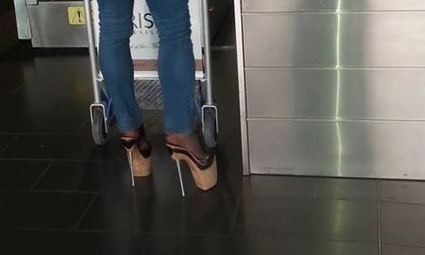 ΦΩΤΟ-Ο τουρίστας με τα… ψηλοτάκουνα